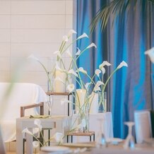 THE SURF OCEAN TERRACE（ザ・サーフ オーシャンテラス）の写真｜このお花の量と種類指定で、高砂15万円（ソファカバー含まない）とテーブル装花8000円でした。