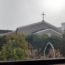 南青山サンタキアラ教会の画像｜披露宴会場の大きな窓から、チャペルが見えます。一月末の曇りの日の撮影です。
