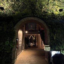 南青山サンタキアラ教会の画像｜式場入口　夜景