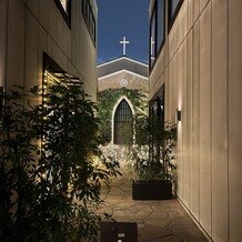 南青山サンタキアラ教会の画像｜式場入口　夜景