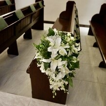 南青山サンタキアラ教会の画像｜バージンロード横の造花が立派