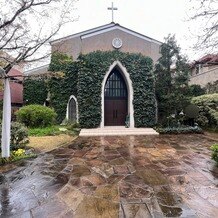 南青山サンタキアラ教会の画像｜敷地に入るとまず目に入る光景。雨でしたが綺麗でした。