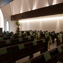 南青山サンタキアラ教会の画像｜参列者の座席の様子