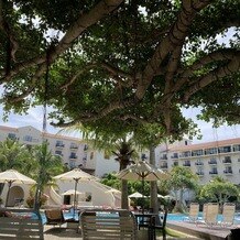 ホテル日航アリビラの写真｜ホテルのプールサイドからは、海も見え波音も聴こえます。