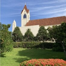 ホテル日航アリビラの写真｜ホテルから庭を通って教会へ。
どこを通っても絵になります。