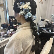 Casa　d'　Angela　Aoyama（カサ・デ・アンジェラ青山）の写真｜ヘアセットは編みおろしにしてもらい、水色のお花をたくさん散りばめてもらいました