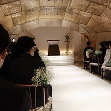 インフィニート　名古屋の画像｜ゴールド基調の挙式会場です。