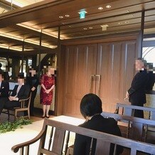 京都祝言 ＳＨＵ：ＧＥＮの画像｜新郎を待つ時の写真