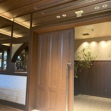 THE HIGASHIYAMA CLUB by HAPPO-EN（旧：京都祝言SHU:GEN）の写真｜挙式会場。新郎新婦が間もなく入場する瞬間です。
