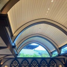 THE HIGASHIYAMA CLUB by HAPPO-EN（旧：京都祝言SHU:GEN）の写真｜挙式会場。清水寺の塔が見えます。