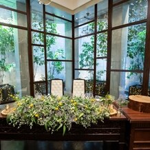 パラッツォ ドゥカーレ 麻布の画像｜高砂は切り株、キャンドル、小花でナチュラルに仕上げてもらいました