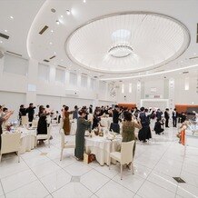 ラ・メゾン Ｓｕｉｔｅ りんくうの写真｜白色で美しく開放感のある披露宴会場