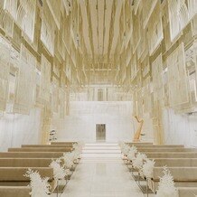 BLANC RIRE 大阪（ブランリール　オオサカ）の画像｜高さもあり広々としたチャペルが式場選びで一番惹かれたポイントです！