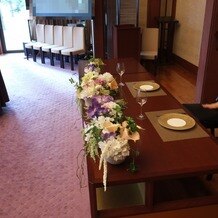 大阪城西の丸庭園 大阪迎賓館の画像｜披露宴会場の新郎新婦のテーブル