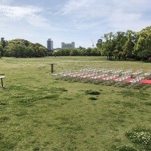 大阪城西の丸庭園 大阪迎賓館の画像｜芝生の上で挙式を行う