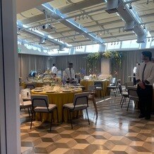 ＴＲＵＮＫ　ＨＯＴＥＬの画像｜今は天井と周りのカーテンがかかっているが、
式が始まる時には全て開いて全てガラス張り！