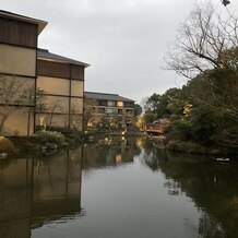 フォーシーズンズホテル京都の写真｜ホテルと池