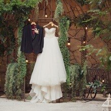 ラピスコライユの写真｜挙式時のウェディングドレスとタキシードの単体ショット