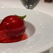 ソンブルイユ TOKYO（SOMBREUIL TOKYO）の写真｜イチゴに見せかけたデザート。中はアイスと果肉など色々入ってました。