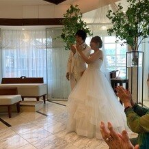 小さな結婚式　神戸モザイク店の画像｜指輪拾う