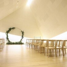 MIRAIE Wedding（ミライエ ウエディング）の写真｜中央のリース　レンタル
通路側椅子の造花　無し