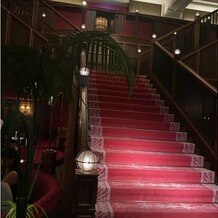 ザ・コンダーハウス（ＴＨＥ ＣＯＮＤＥＲ ＨＯＵＳＥ）の画像｜入ってすぐの大階段