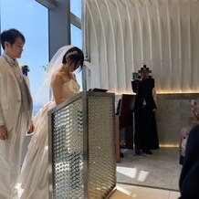 グランブリエ東京（GRAND BRILLER TOKYO）の画像｜結婚証明書を書いています