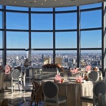 グランブリエ東京（GRAND BRILLER TOKYO）の画像｜中央付近の席からのアングルです。
フェアの見学後に披露宴をされる方の装飾となってます。