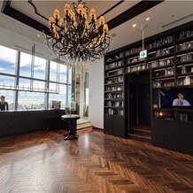 グランブリエ東京（GRAND BRILLER TOKYO）の写真｜お手洗いとウェルカムドリンクを提供してもらえるバーカウンター