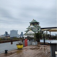 THE LANDMARK SQUARE OSAKA（ザ ランドマークスクエア オオサカ）の写真｜屋上から見える大阪城。曇天でもこの迫力。