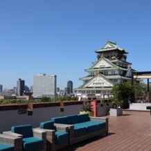 THE LANDMARK SQUARE OSAKA（ザ ランドマークスクエア オオサカ）の画像｜天気が良ければガーデンウェディングでなくても挙式後に
ゲストとの写真、集合写真を撮ることができる