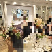 Ａｎｎｉｖｅｒｓａｒｙ．　Ａｎ　ＥＢＩＳＵ（アニバーサリー　アン　恵比寿）の写真｜メインテーブル周りの装花
すすきが可愛い