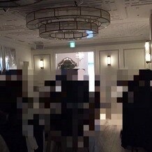 Ａｎｎｉｖｅｒｓａｒｙ．　Ａｎ　ＥＢＩＳＵ（アニバーサリー　アン　恵比寿）の写真｜お色直し入場
自然光が入っていい感じです