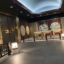 リストランテ　カノビアーノ　（ホテル雅叙園東京）の画像｜挙式会場入り口の『つなぎの間』と言われる場所