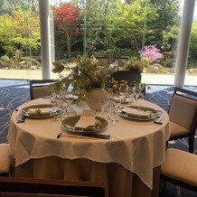 ＯＫＡＹＡＭＡ　ＭＯＮＯＬＩＴＨ（岡山モノリス）の写真｜庭園を眺めることができるテーブル