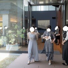 ＯＫＡＹＡＭＡ　ＭＯＮＯＬＩＴＨ（岡山モノリス）の写真｜待合からチャペルまでの通路