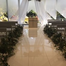 ＧＩＦＵ　ＭＯＮＯＬＩＴＨ（岐阜モノリス）の画像｜白いタイル張りのバージンロード。ベンチの向きを変えて和婚の式もできます。