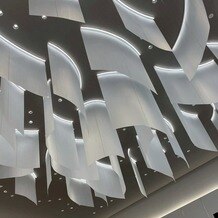ＧＩＦＵ　ＭＯＮＯＬＩＴＨ（岐阜モノリス）の写真｜長良川をイメージした装飾