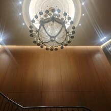 東京會舘の画像｜歴史ある綺麗なシャンデリアの輝きを階段近くで眺められました