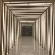 東京會舘の画像｜チャペルに行くまでの光の廊下