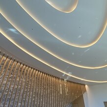 東京會舘の画像｜波のようなデザインのチャペル天井