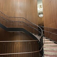 東京會舘の画像｜シャンデリアの階段
ここで当日お写真を撮れるそうです。