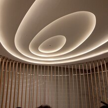 東京會舘の画像｜新郎新婦入場前の天井の光。天井と周りを取り囲むブラインドのデザインがとても素敵だった。