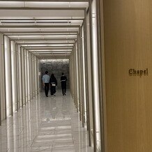 東京會舘の画像｜チャペルに向かう際の光の道が見学の時点でわくわくしました。