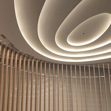 東京會舘の画像｜チャペルのライトが特徴的。