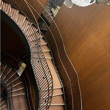 東京會舘の写真｜写真撮影が行われる螺旋階段