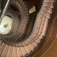 東京會舘の写真｜螺旋型の階段。100年以上の歴史を持つシャンデリアが飾られています