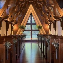 ルグラン軽井沢ホテル＆リゾートの画像｜森の音の教会の内部
木の香りがします。写真よりも実際の方が光が入って明るいです。