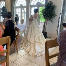 アートグレイス ネクスト アシヤの画像|サテン生地で背中の立体的なリボンと裾のカットレースがとっても可愛いこだわりドレスです(*^^*)