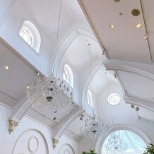 アートグレイス　ネクスト　アシヤの写真｜天井が高く自然光が入る、シャンデリアが素敵